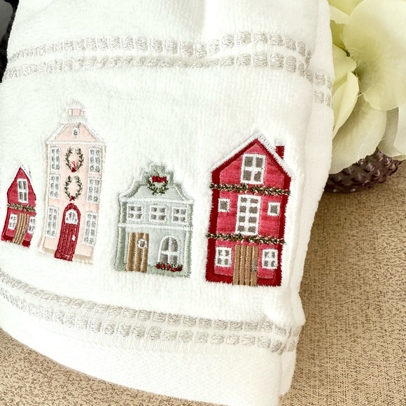 NWT Set of 2 Christmas Village Bathroom Hand Towels - Picture 3 of 7